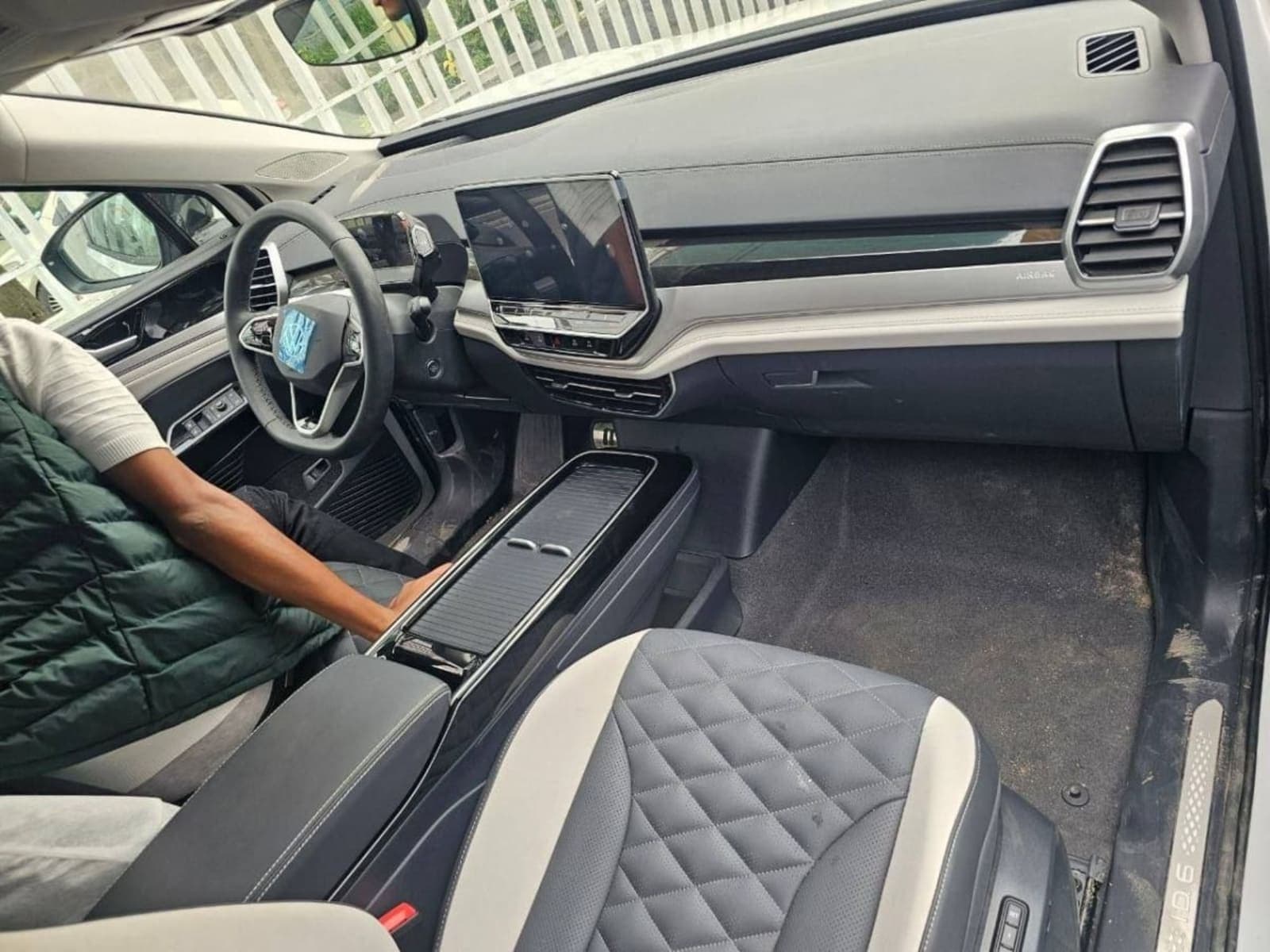 2024 Volkswagen ID6 — photo 2