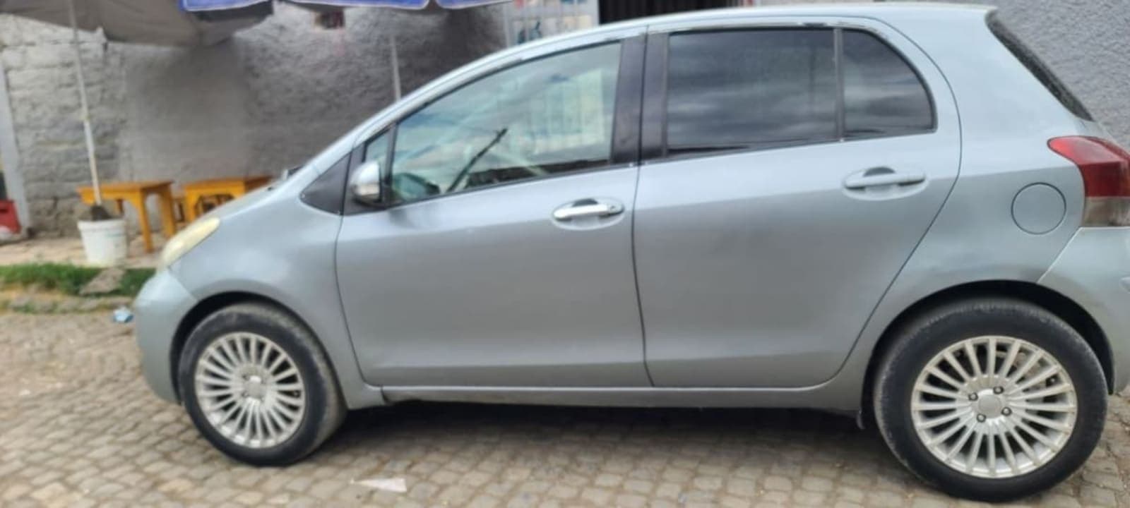 2010 Toyota Yaris Compact — photo 2