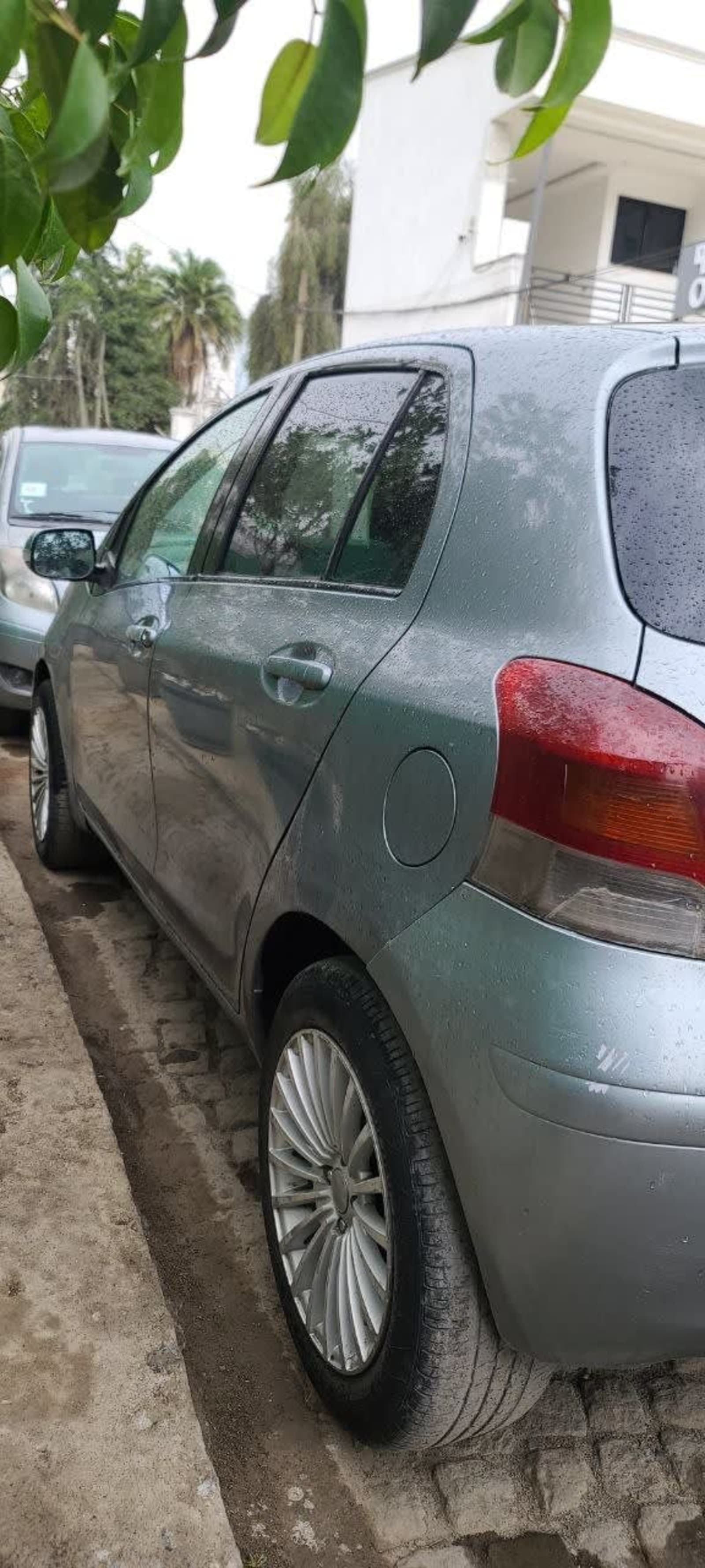 2010 Toyota Yaris Compact — photo 3