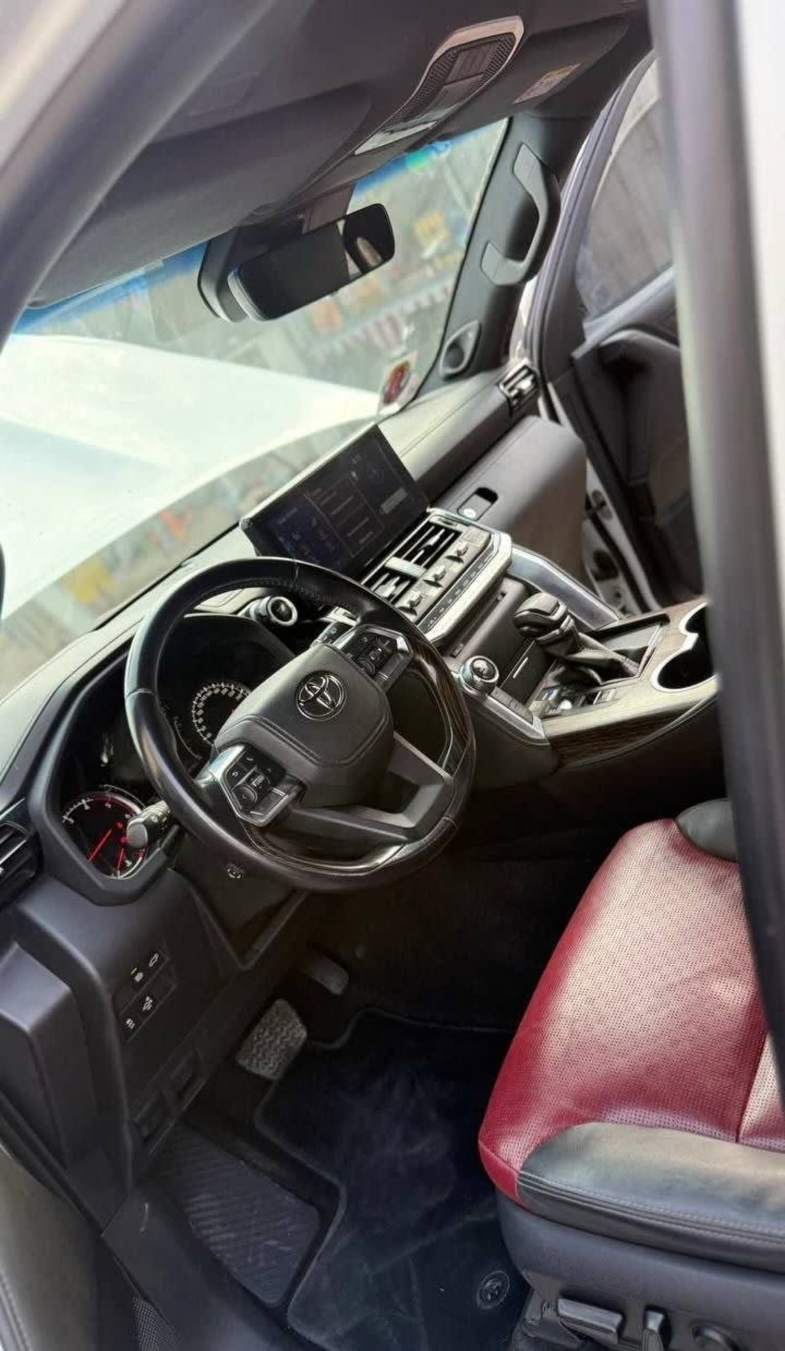 2022 Toyota Land Cruiser VX-R — photo 2