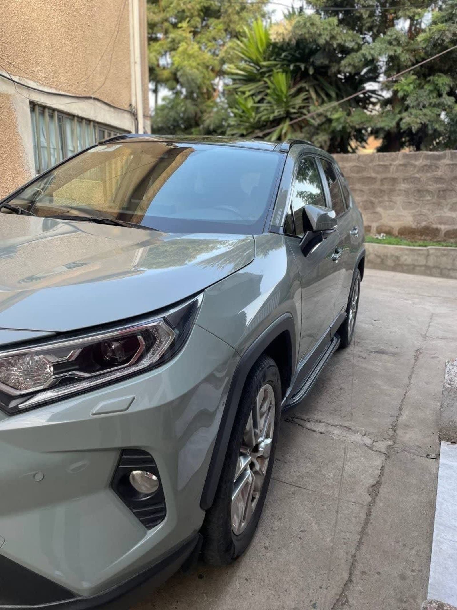 2020 Toyota RAV4 Limited — photo 4