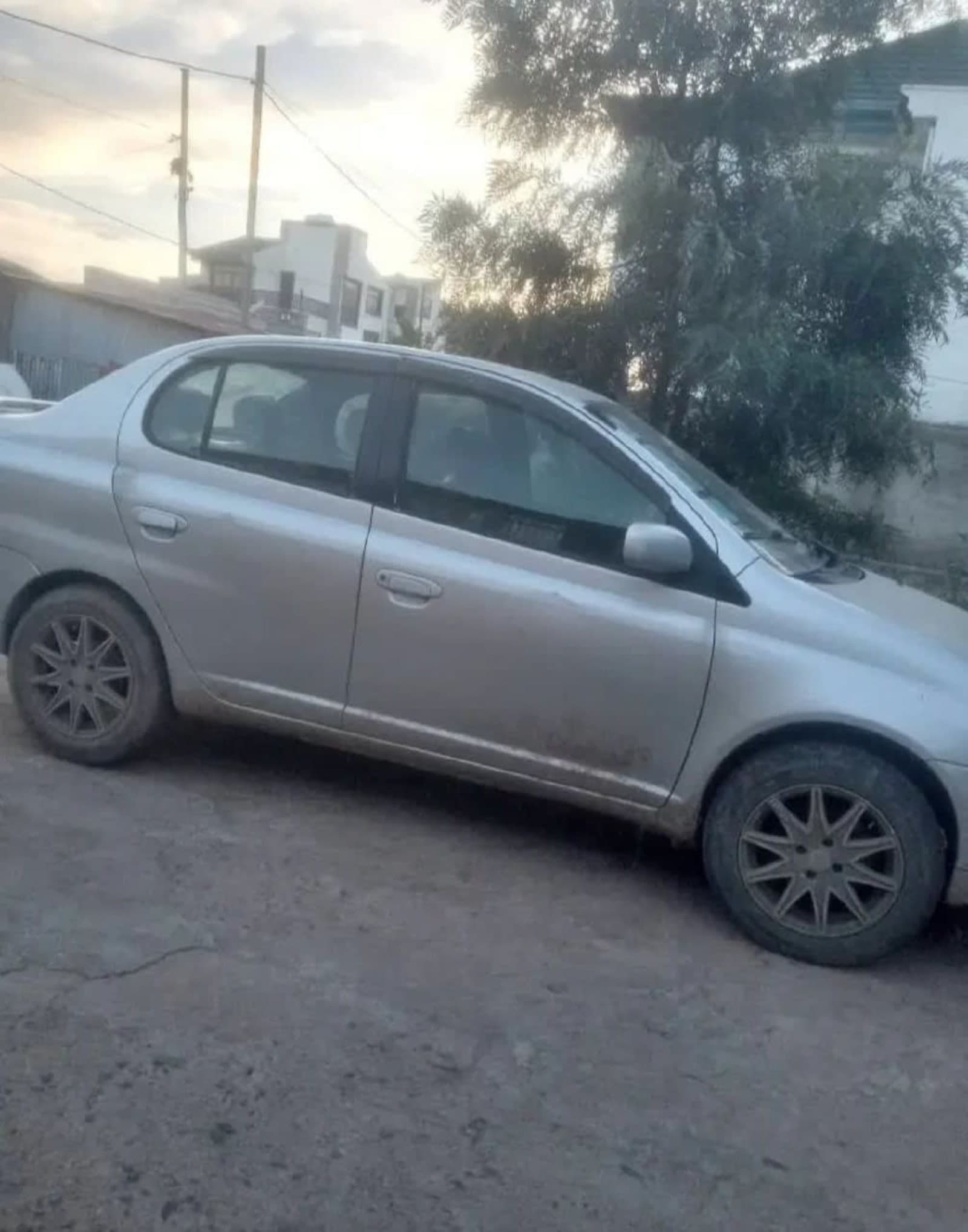 2001 Toyota Platz โ photo 2