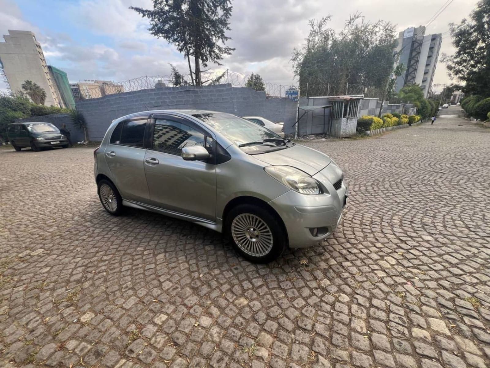 2010 Toyota Yaris Compact — photo 2