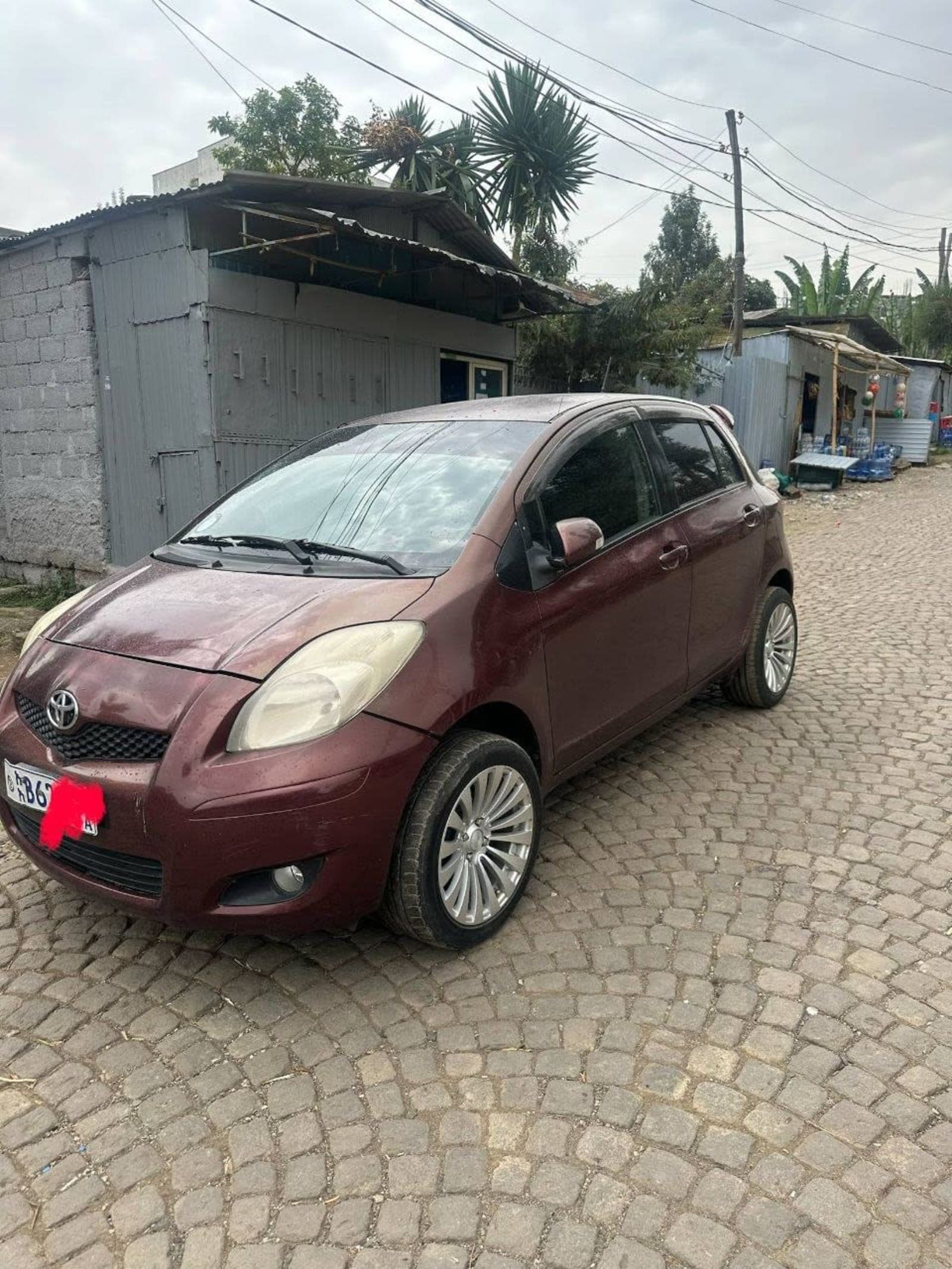 2010 Toyota Yaris Compact — photo 2