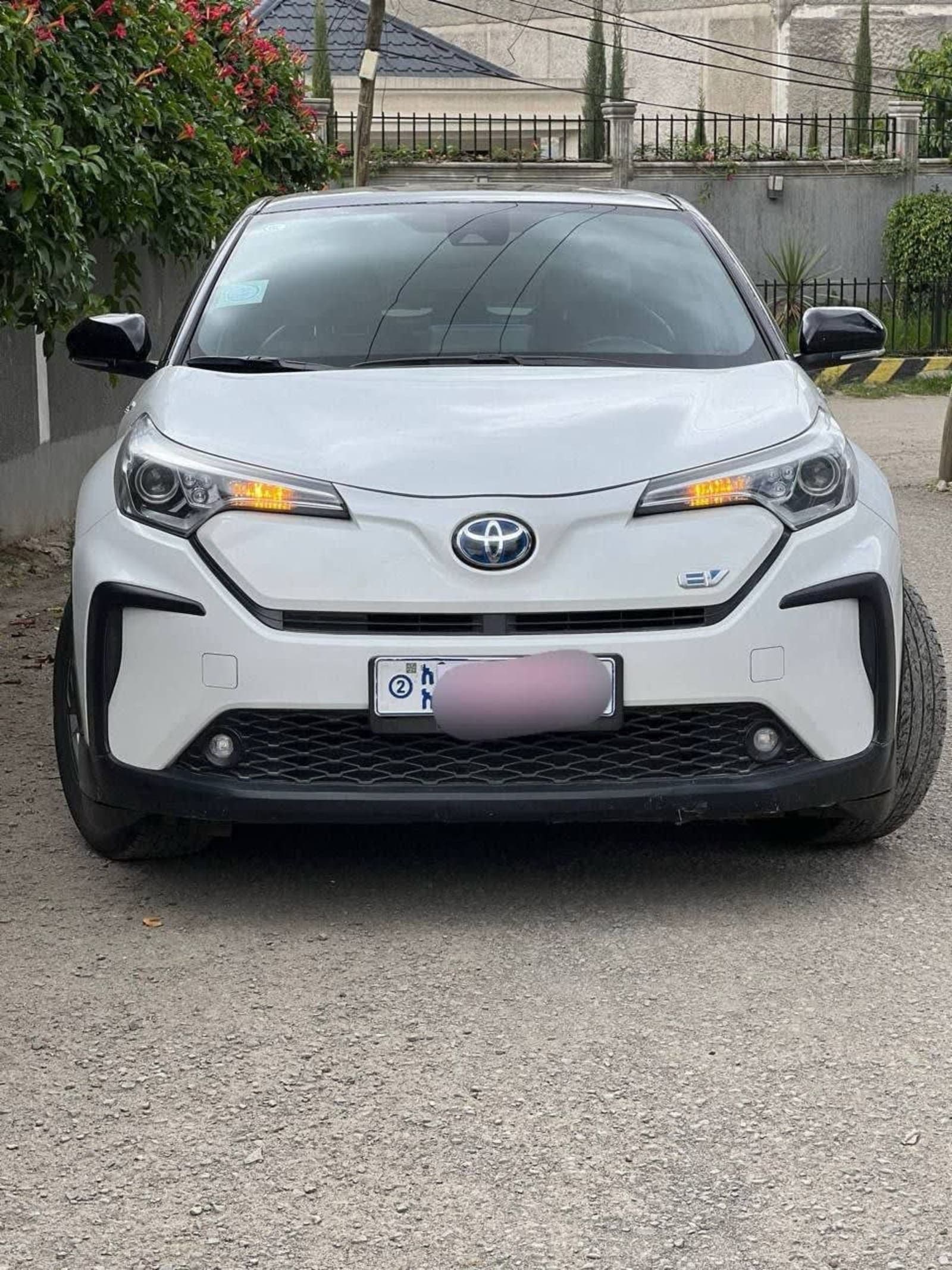 2022 Toyota C-HR EV โ photo 4
