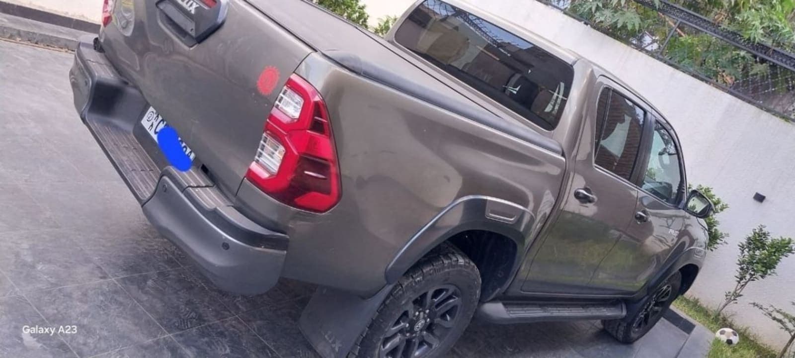 2021 Toyota Hilux Invincible — photo 3