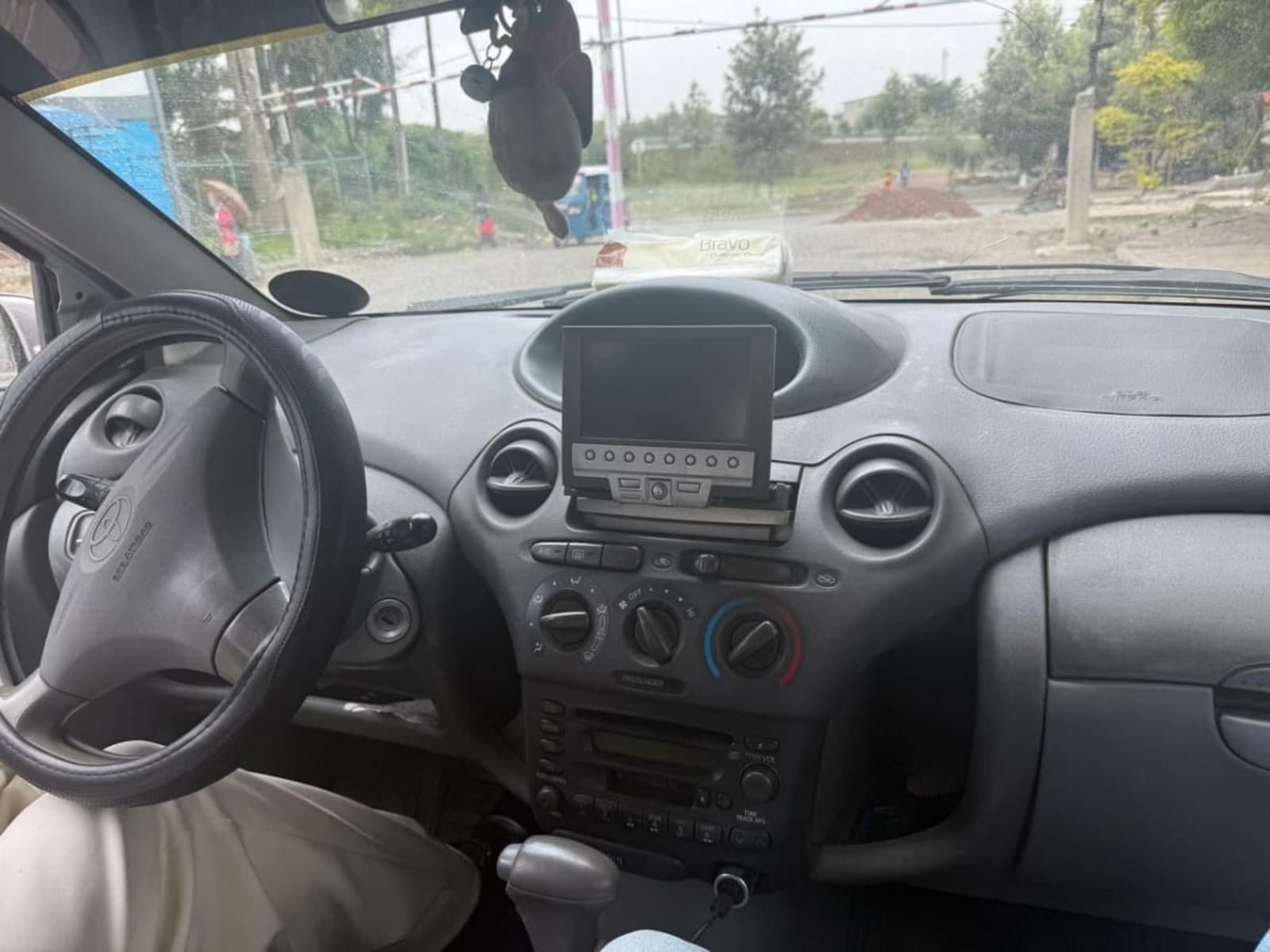 2001 Toyota Vitz — photo 3