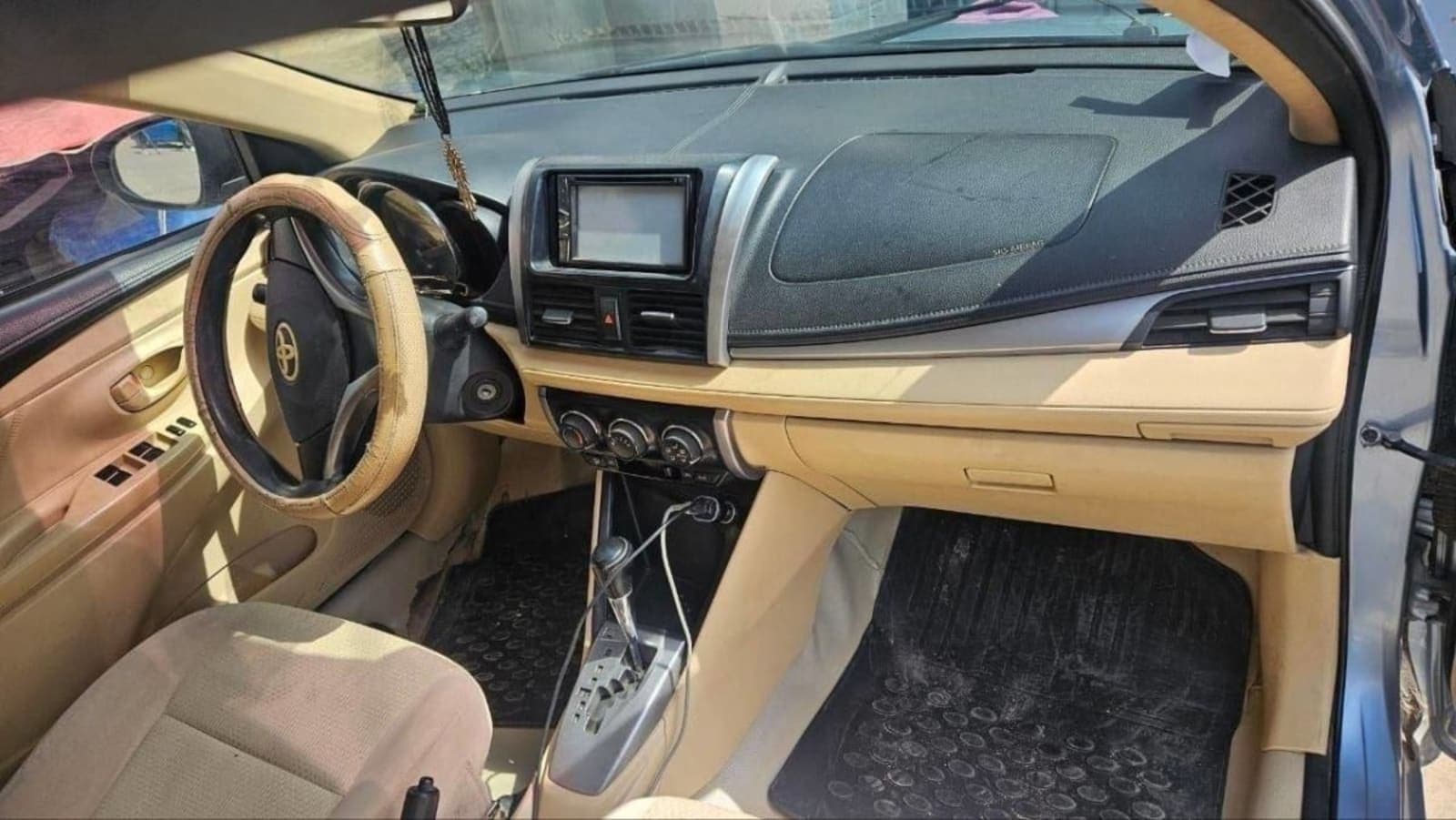2014 Toyota Yaris — photo 2