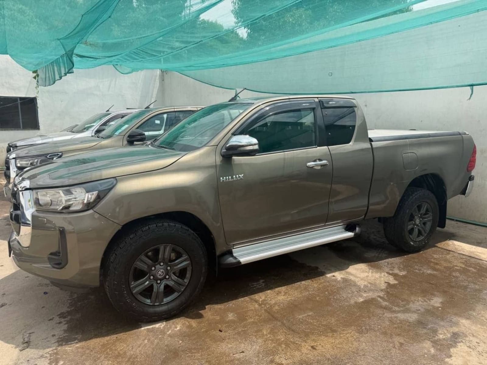 2021 Toyota Hilux Invincible — photo 2
