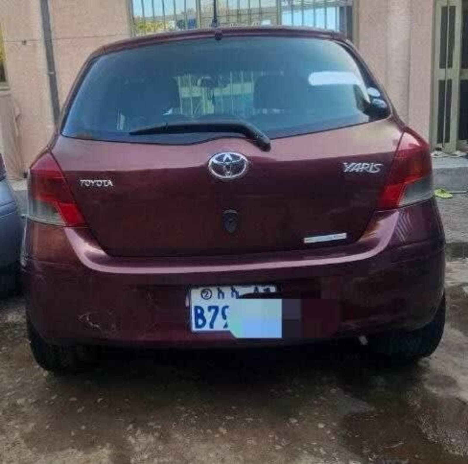 2010 Toyota Yaris Compact — photo 2