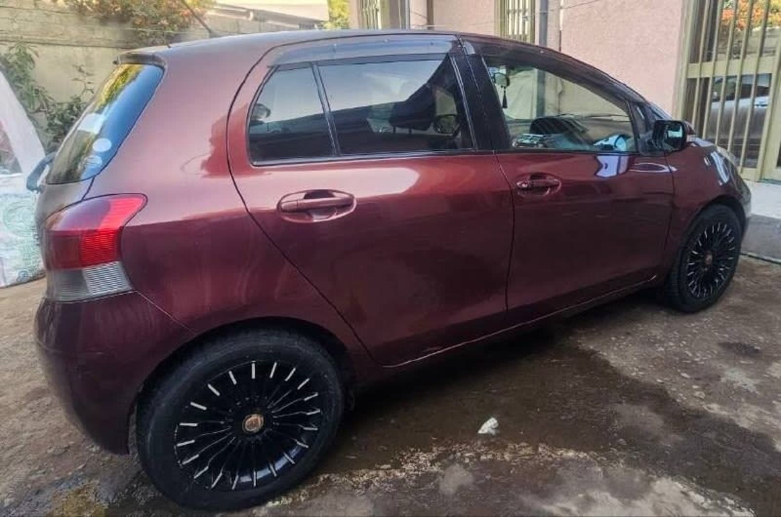 2010 Toyota Yaris Compact — photo 4