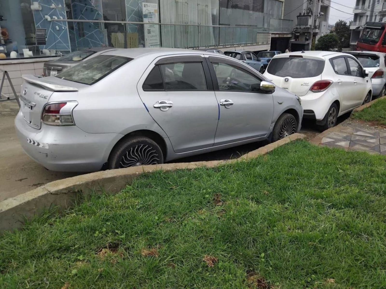 2010 Toyota Yaris Belta — photo 3