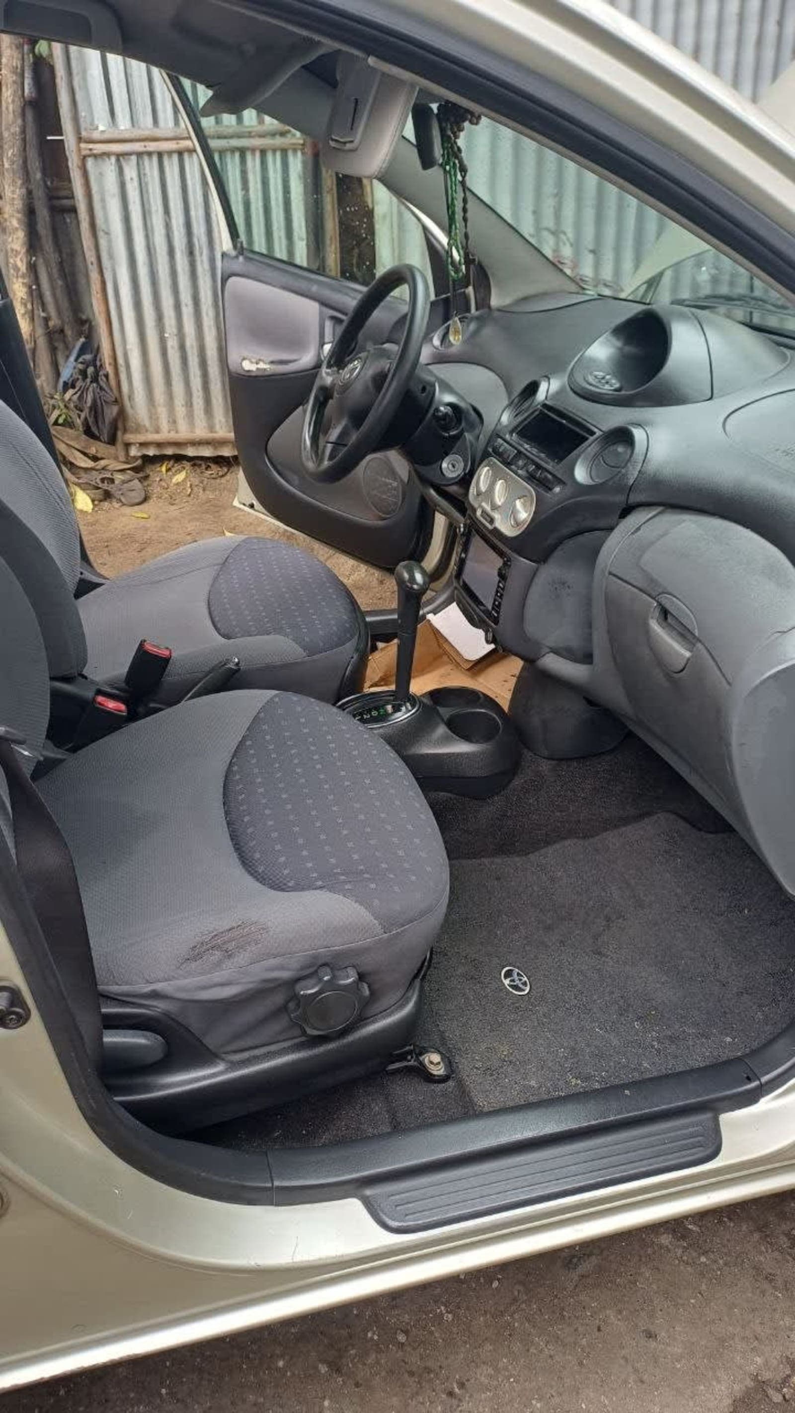 2004 Toyota Vitz — photo 3