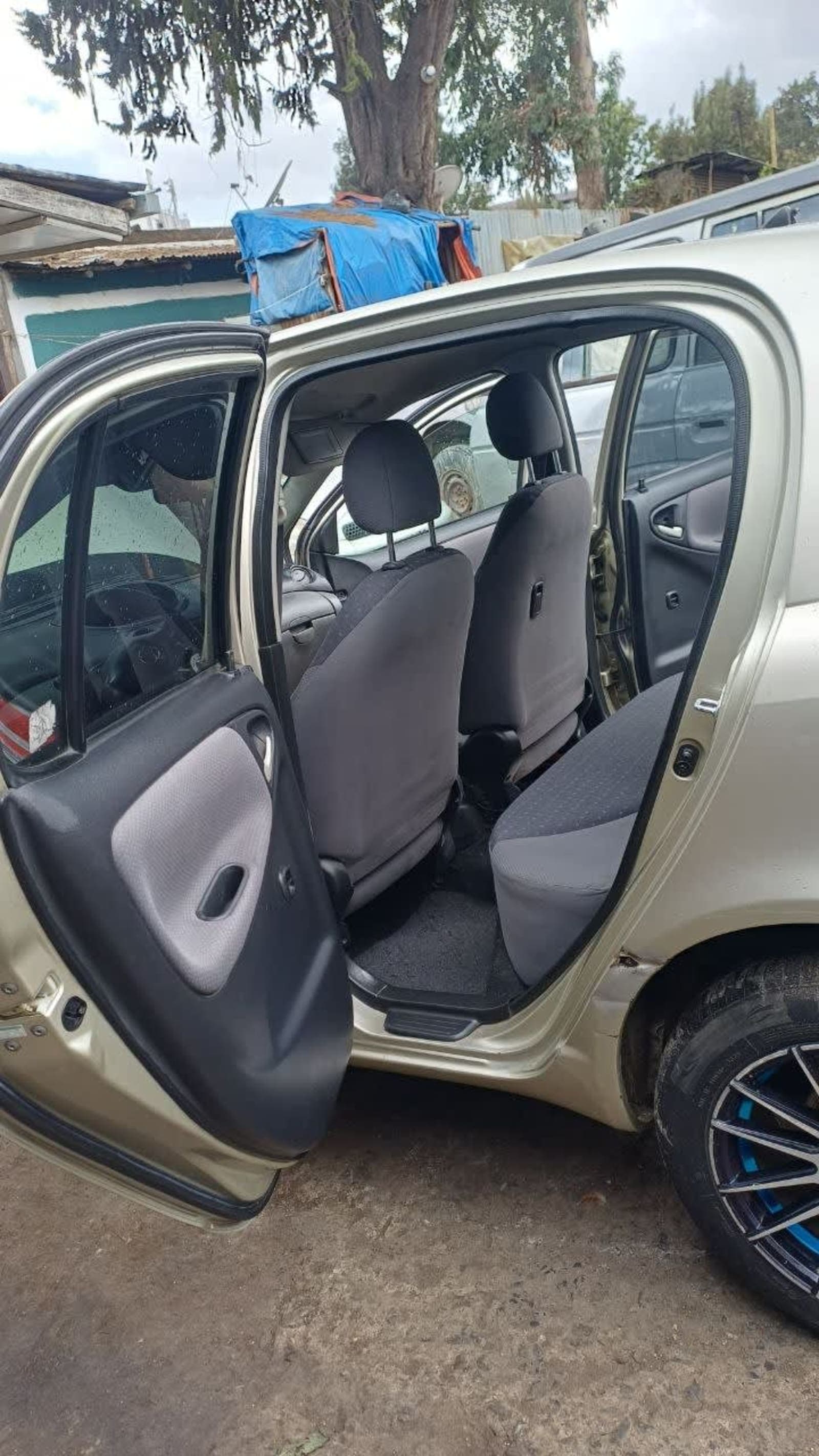 2004 Toyota Vitz — photo 4