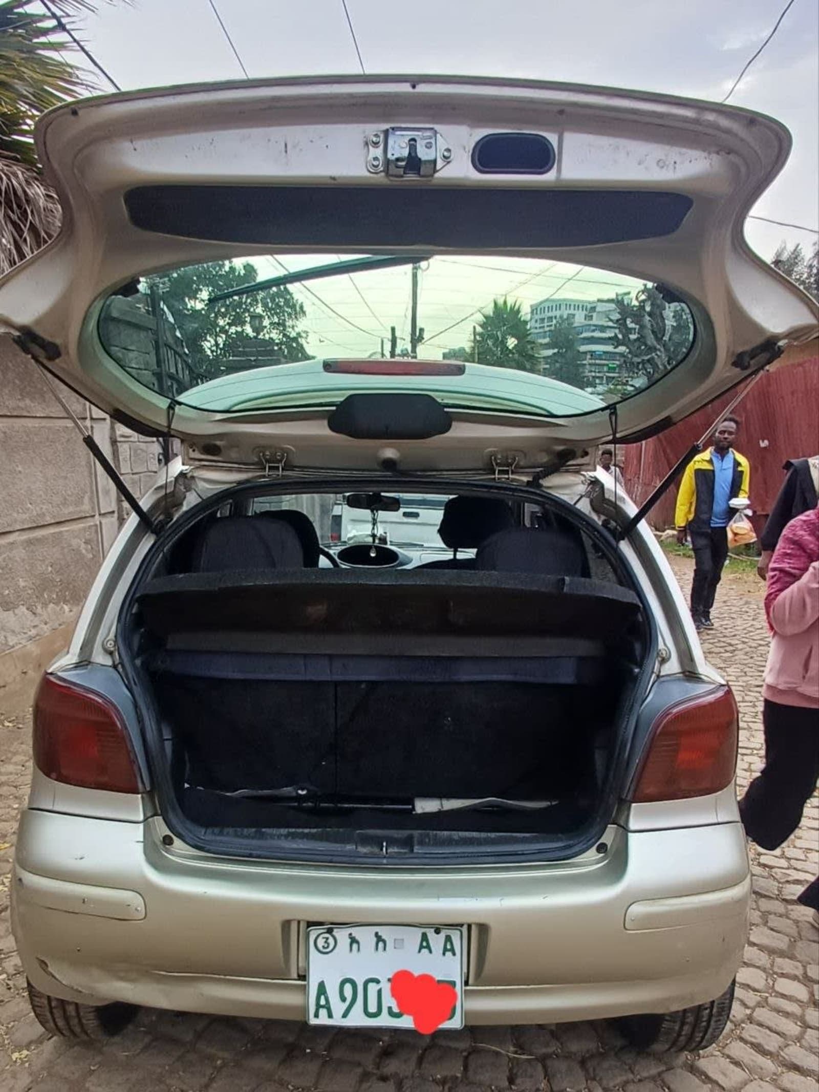 2004 Toyota Vitz — photo 5