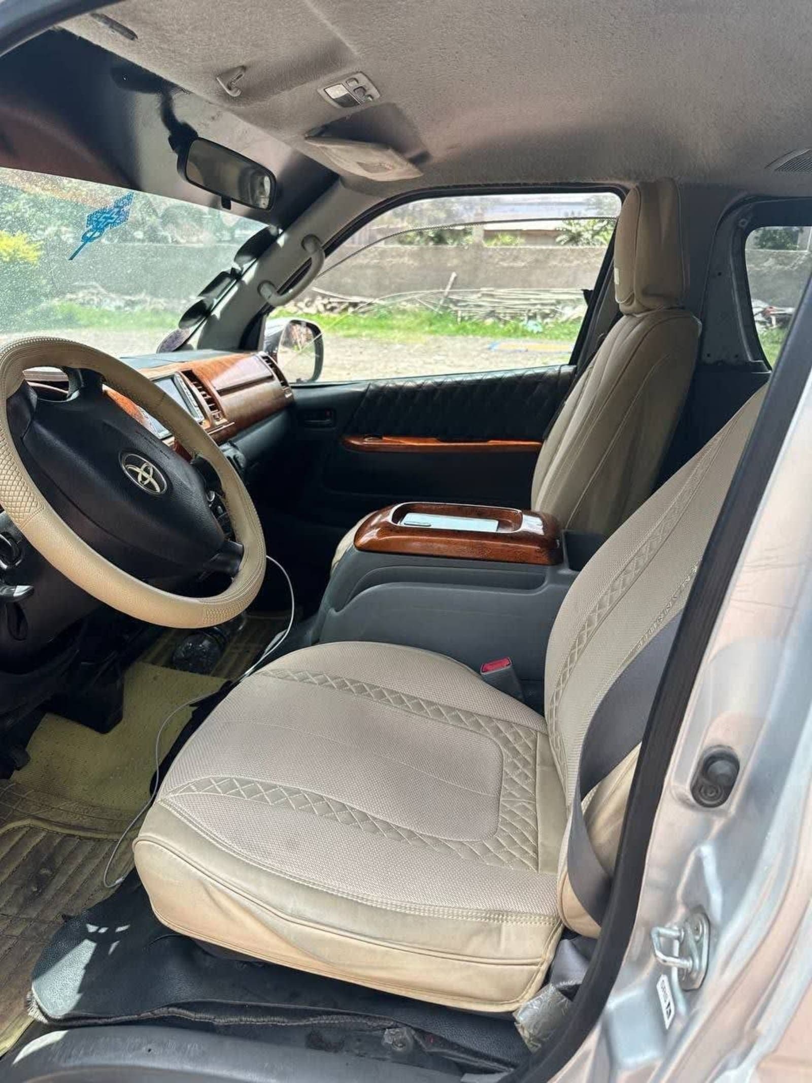 2007 Toyota Hiace — photo 2