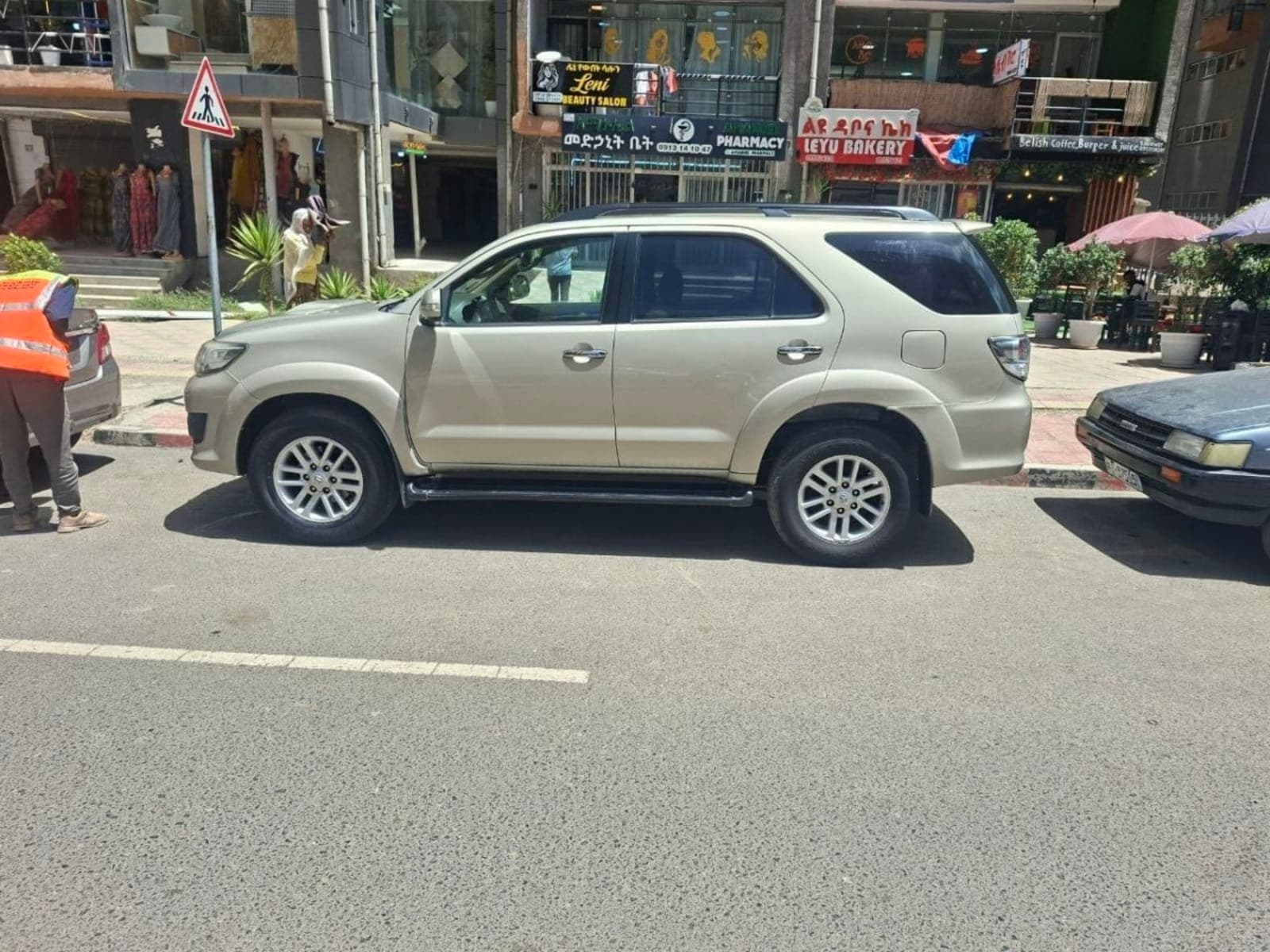 2012 Toyota Fortuner โ photo 2