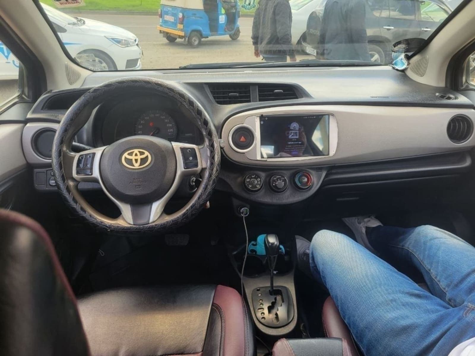 2012 Toyota Yaris Compact — photo 2