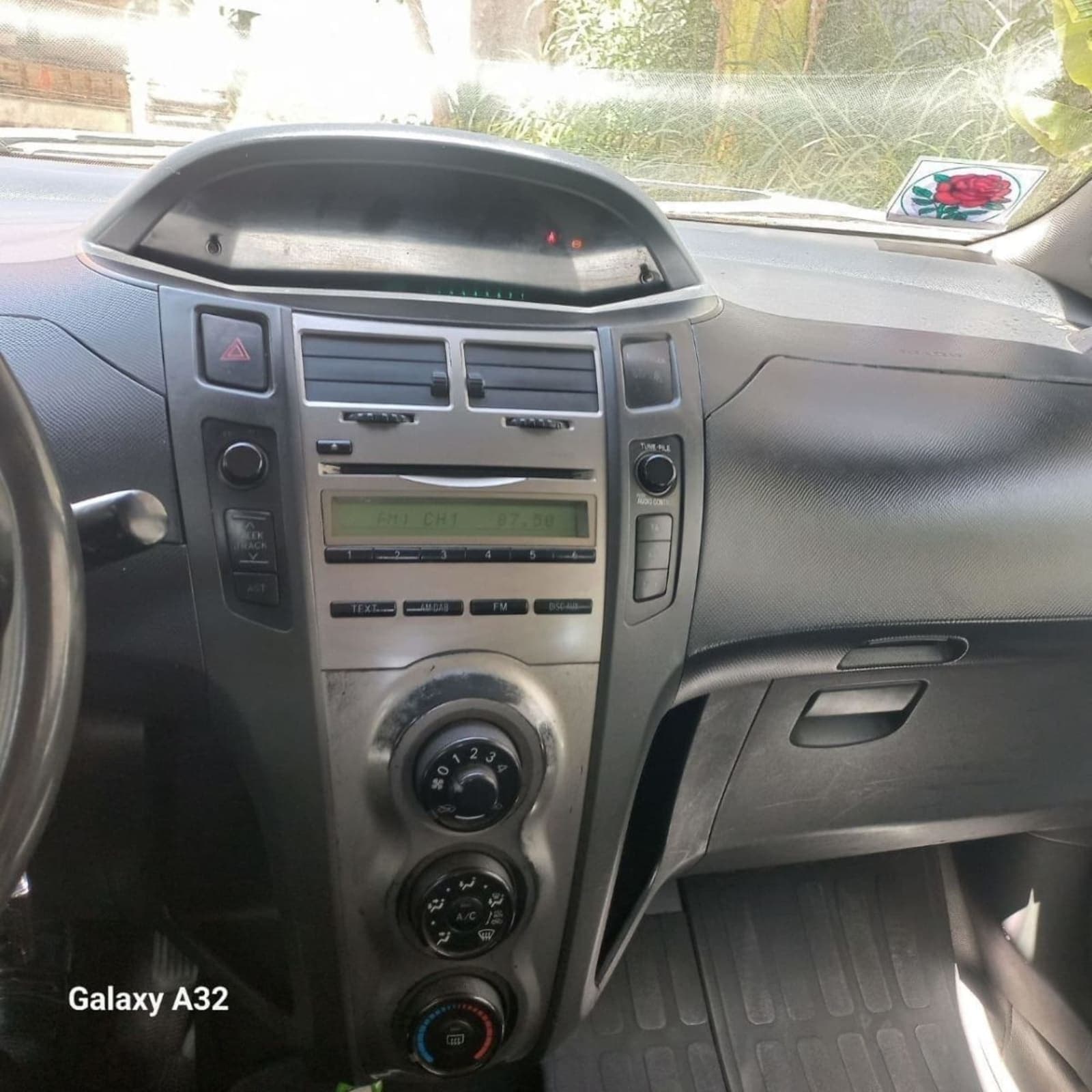 2009 Toyota Yaris Compact — photo 4