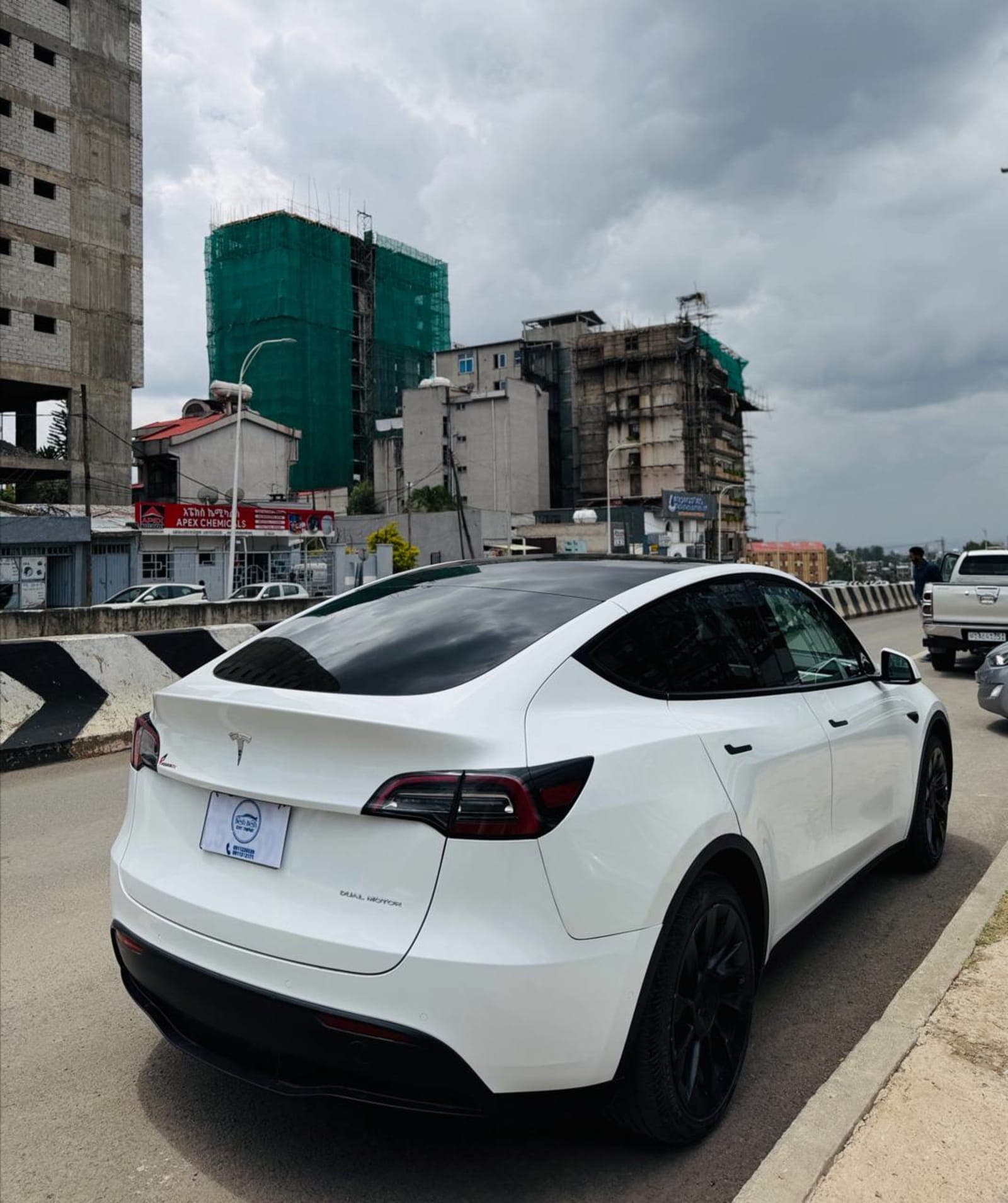 2023 Tesla Model Y — photo 2