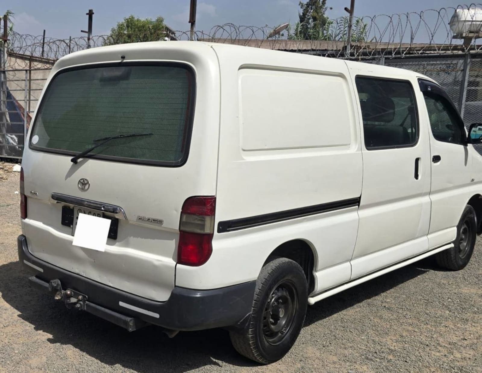 2009 Toyota Hiace Dolphin — photo 2