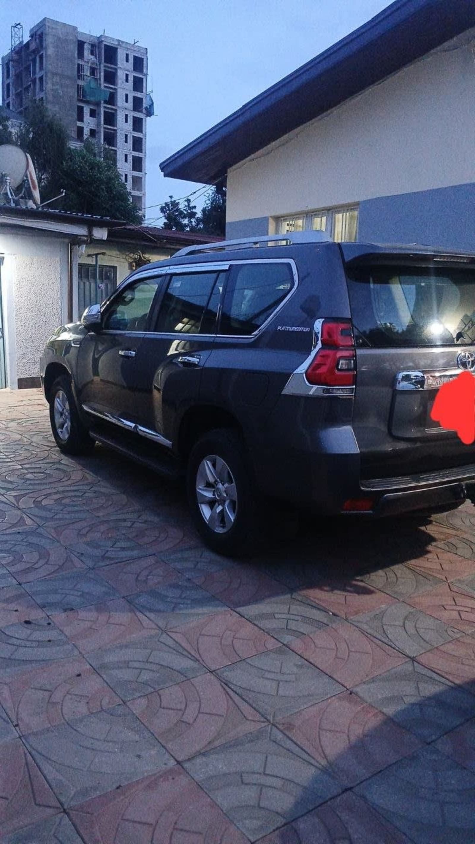 2019 Toyota Land Cruiser Prado — photo 6