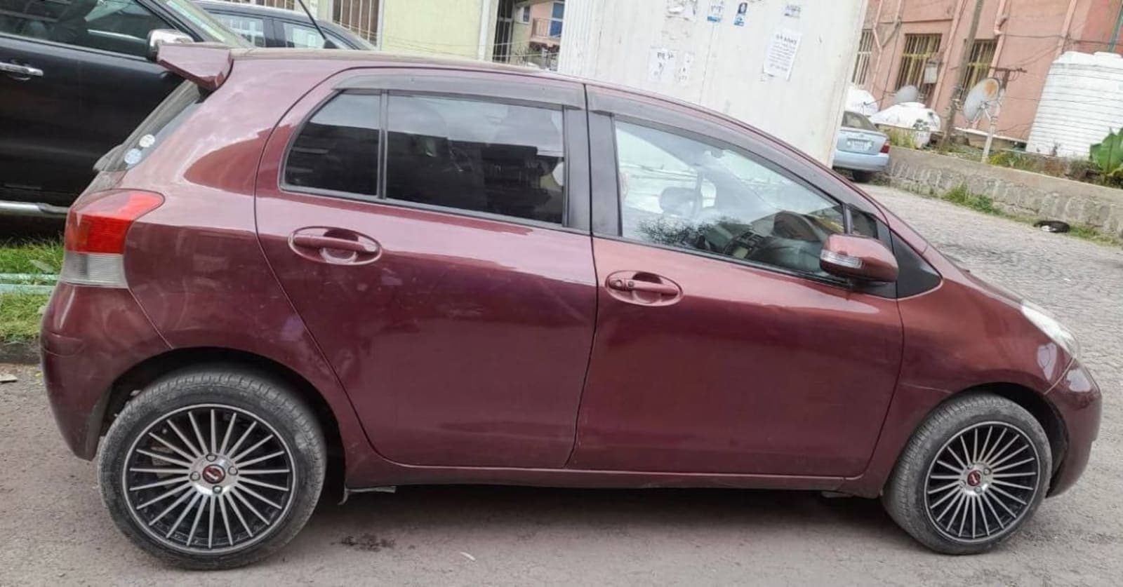 2010 Toyota Yaris Compact — photo 2