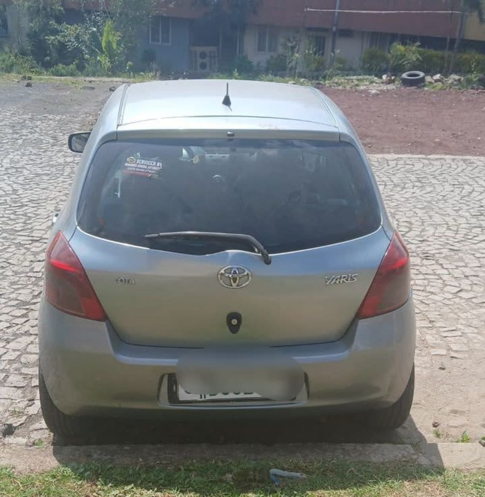 2005 Toyota compact — photo 3