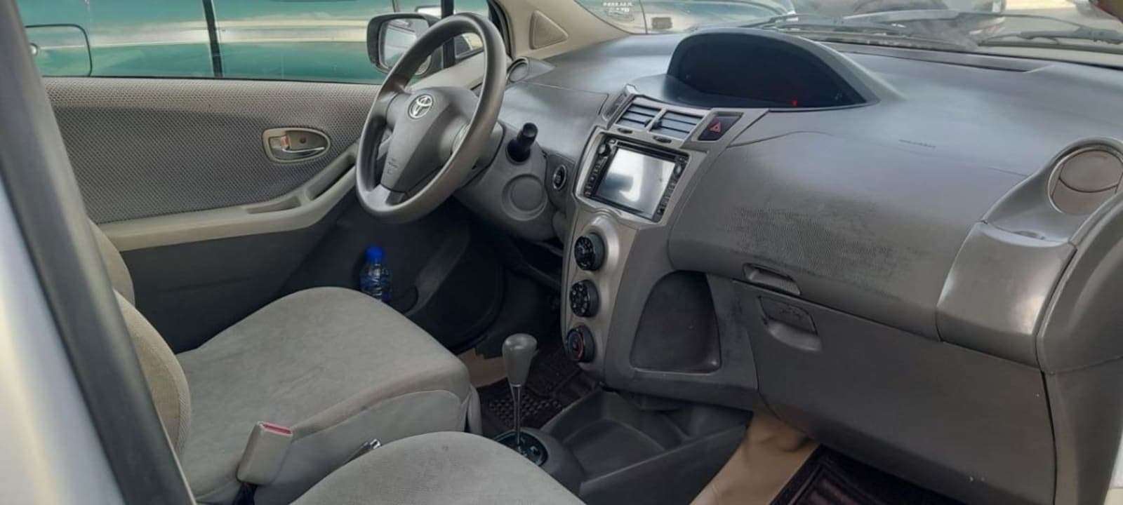 2009 Toyota Yaris compact — photo 4