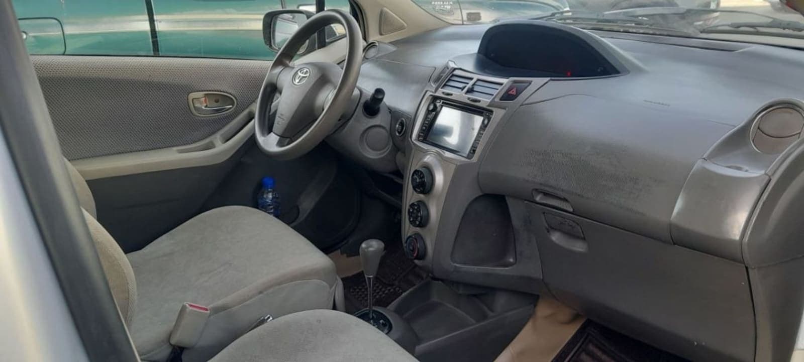 2009 Toyota Yaris Compact — photo 2