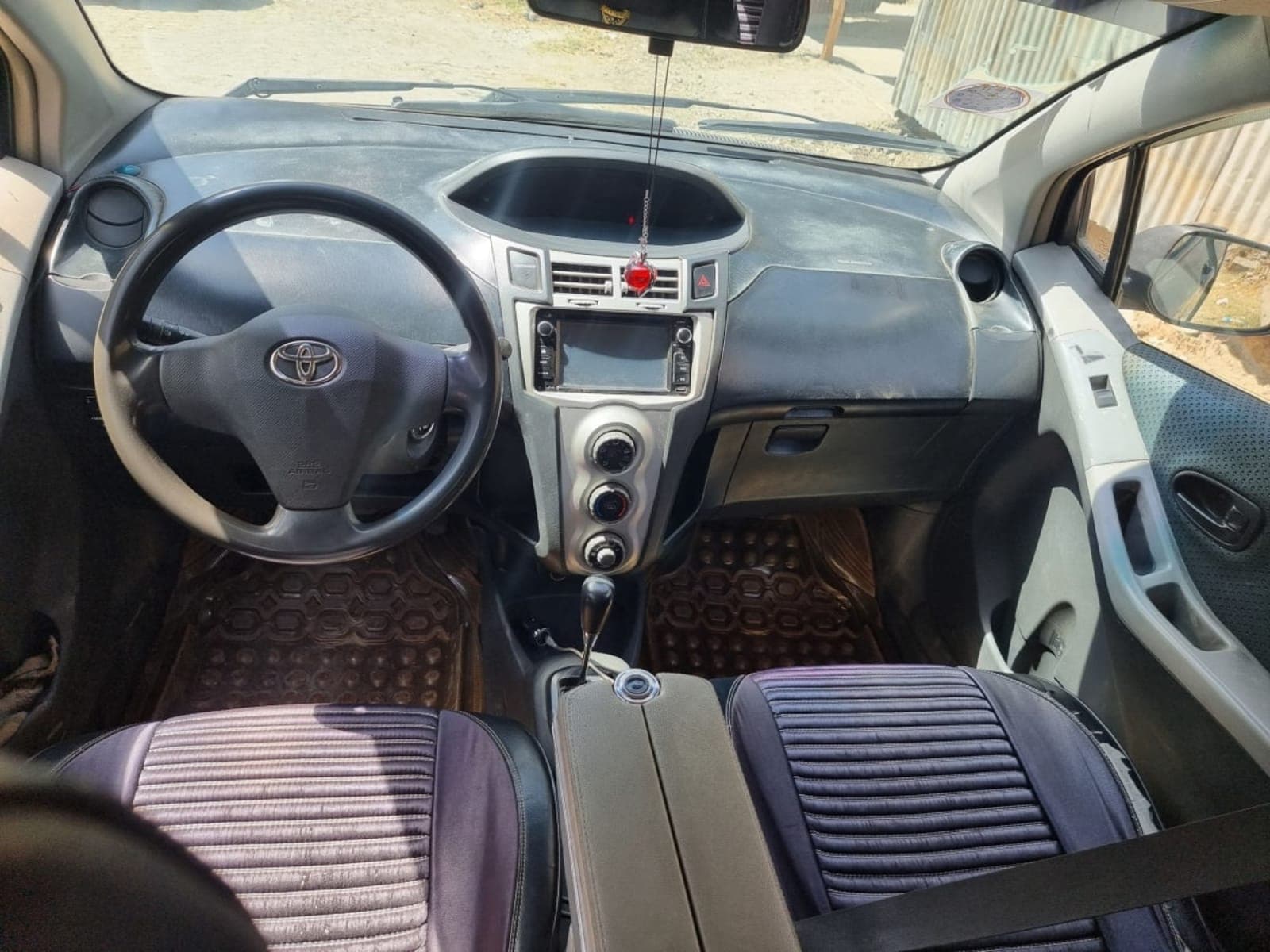 2005 Toyota Yaris compact — photo 6