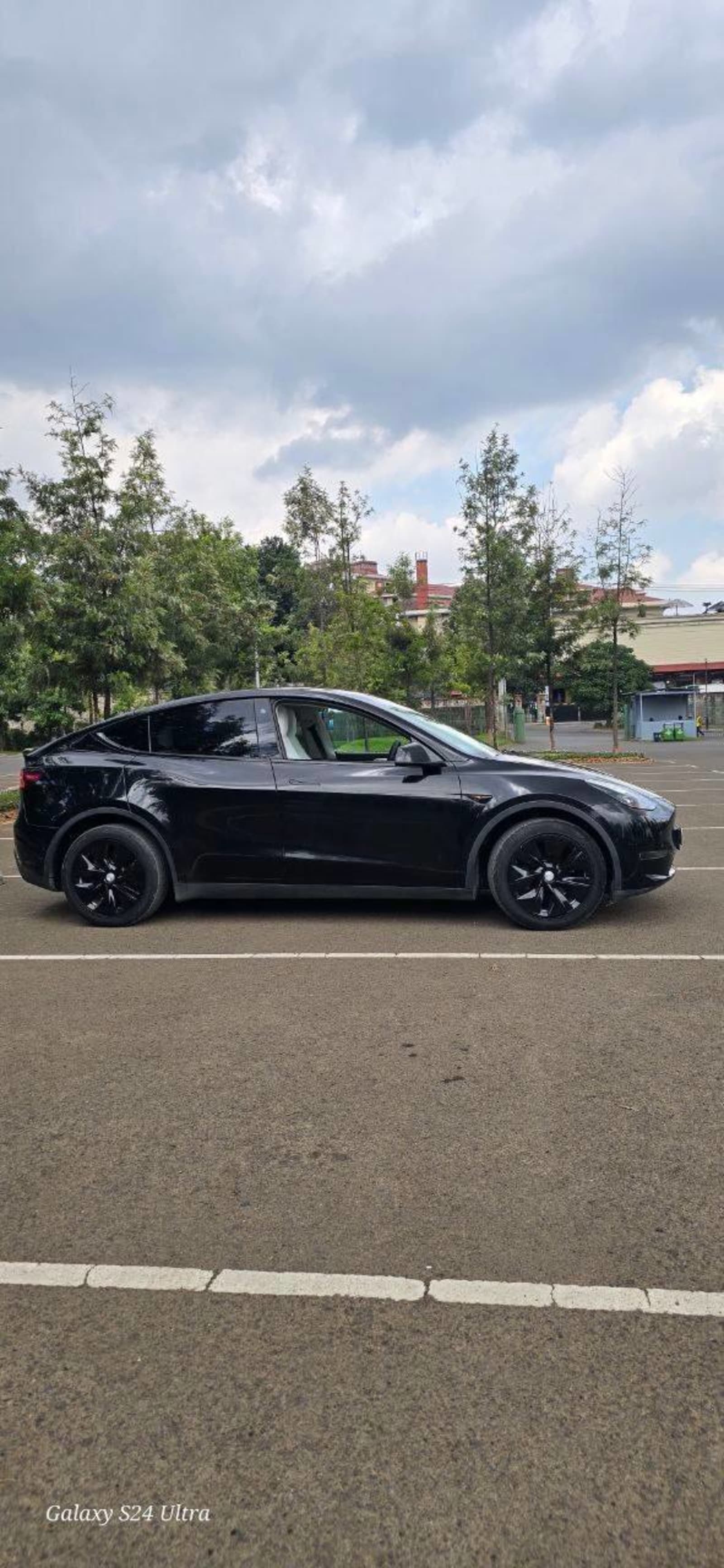 2024 Tesla Y โ photo 2