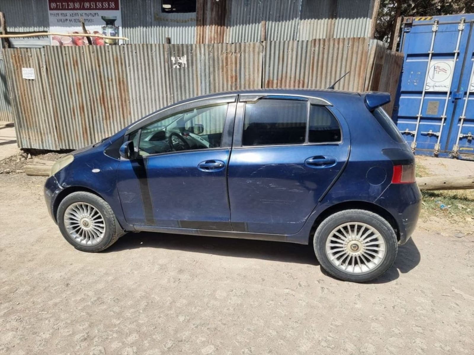 2005 Toyota Yaris Compact — photo 2