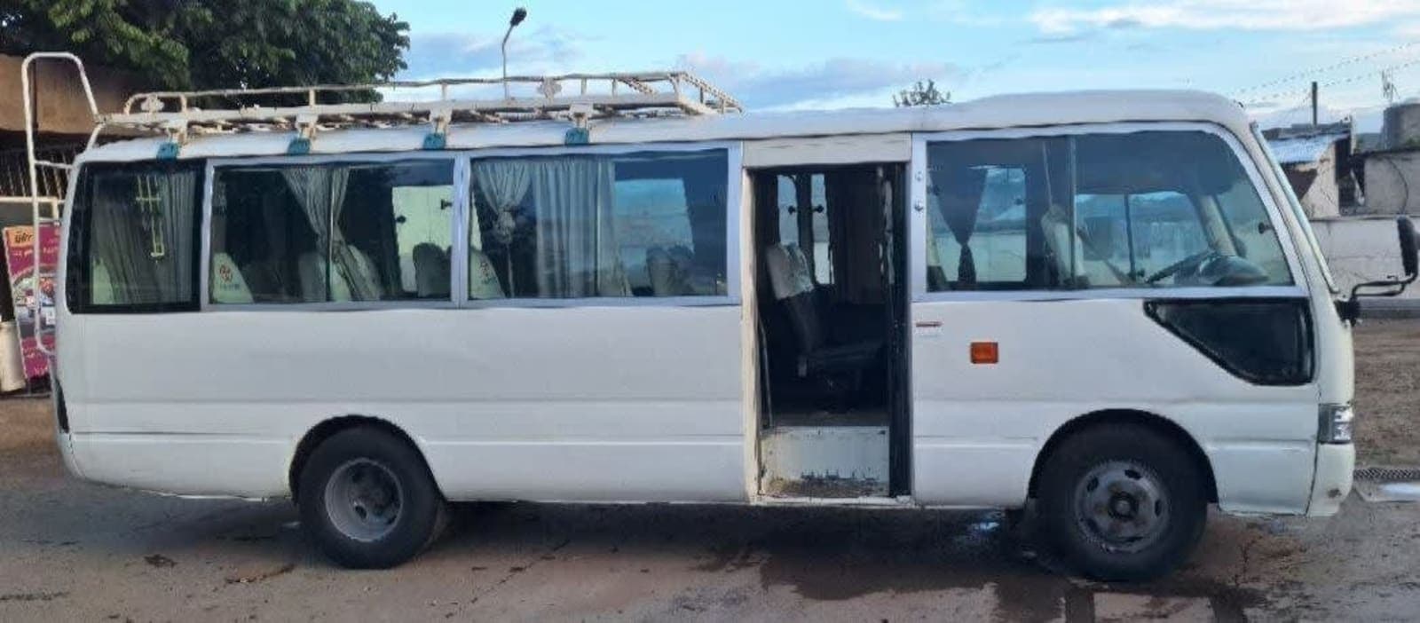 2011 Toyota Coaster โ photo 2
