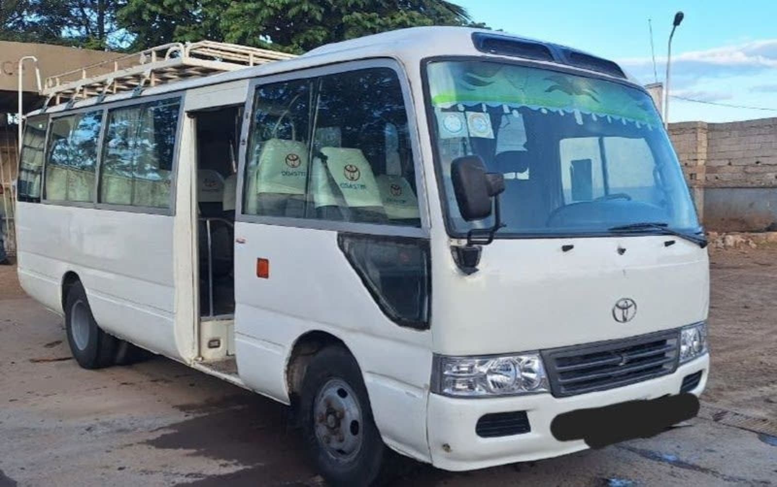 2011 Toyota Coaster โ photo 3