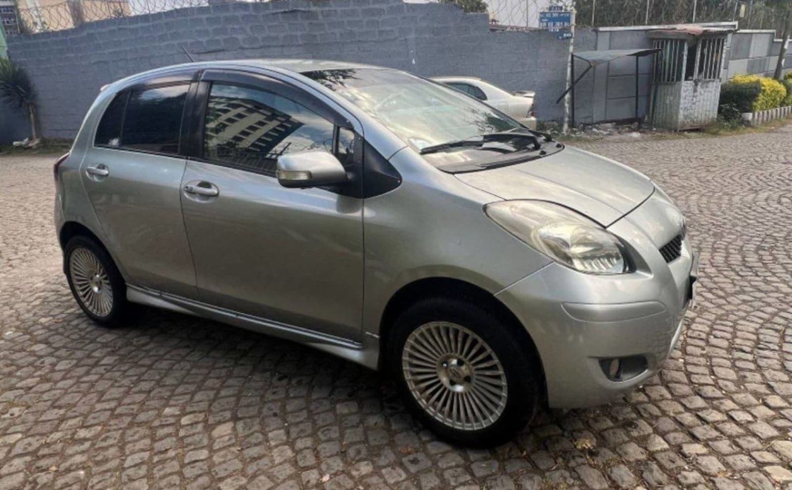 2010 Toyota Yaris — photo 2