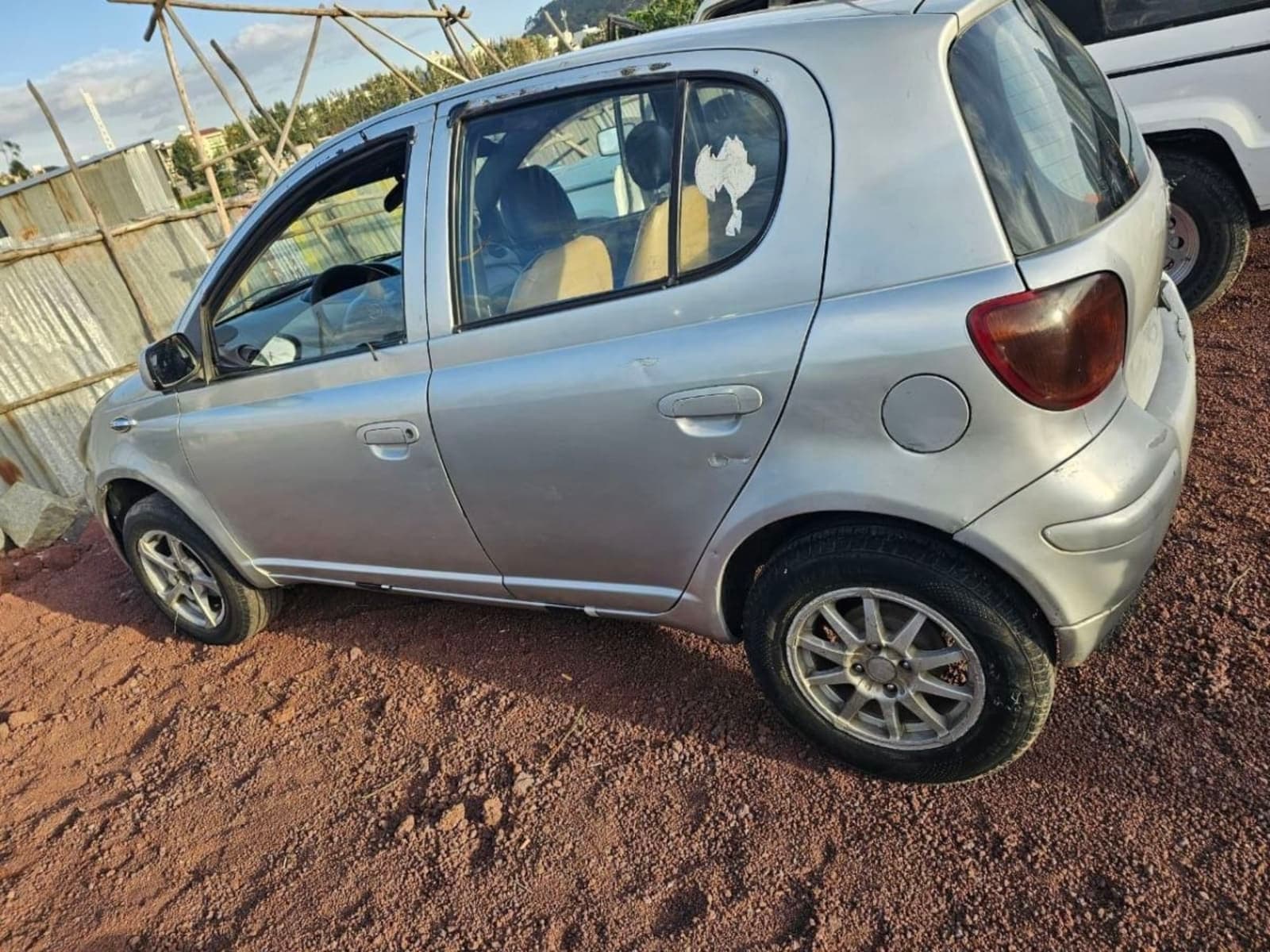 2003 Toyota Vitz — photo 3
