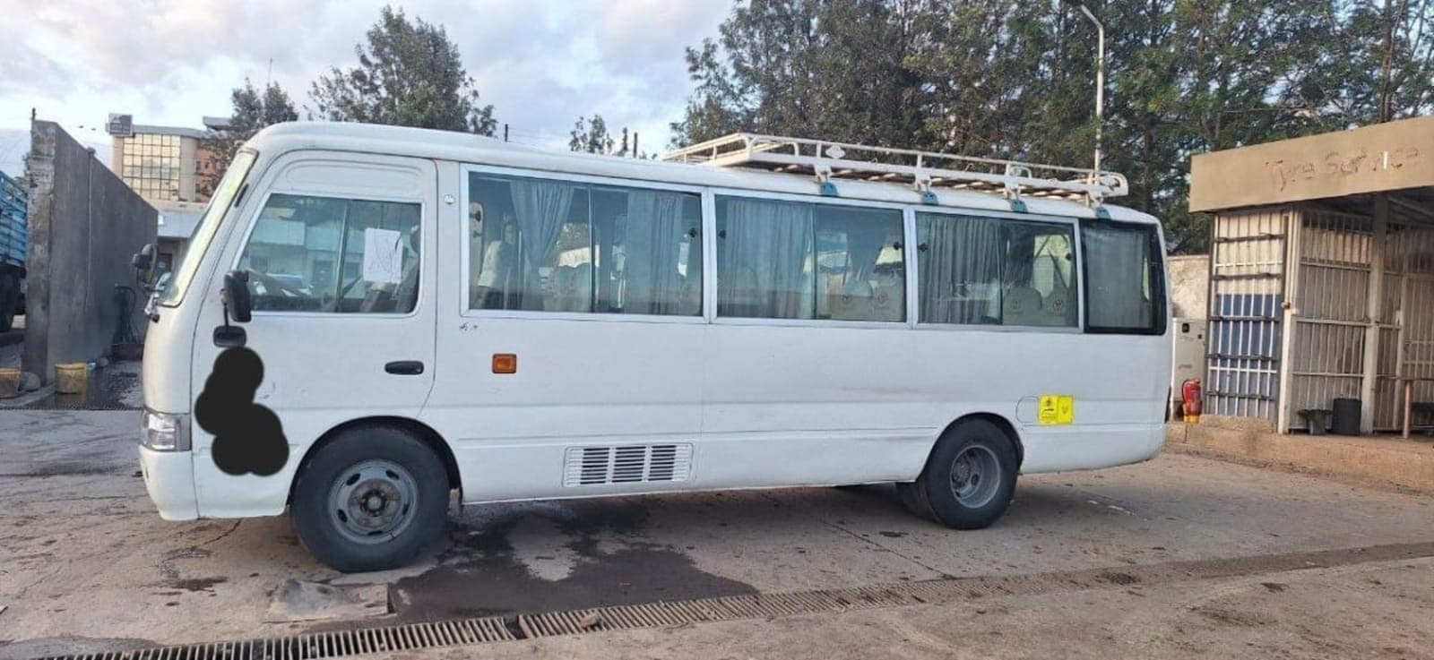 2011 Toyota Coaster โ photo 3