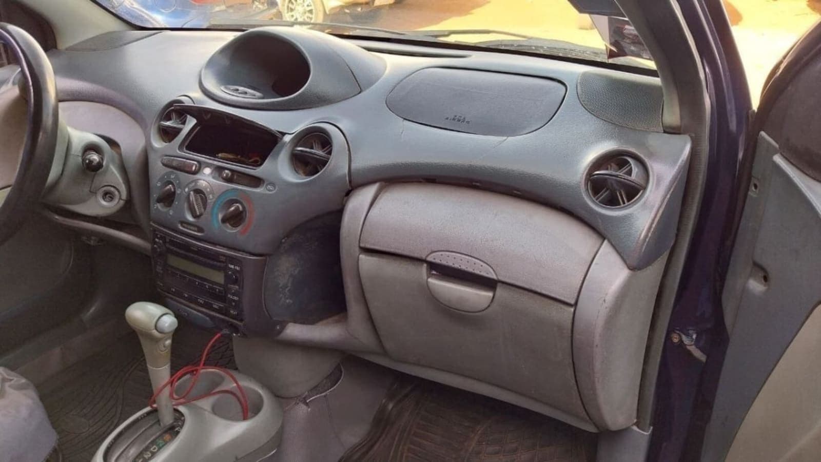 2000 Toyota Vitz โ photo 2