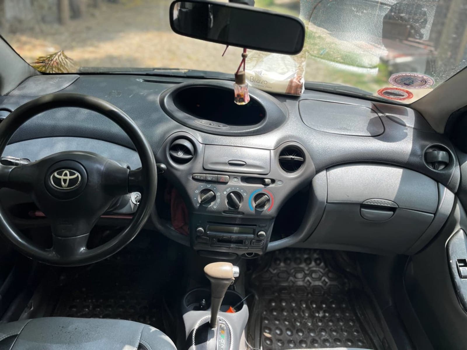 2002 Toyota Vitz — photo 2
