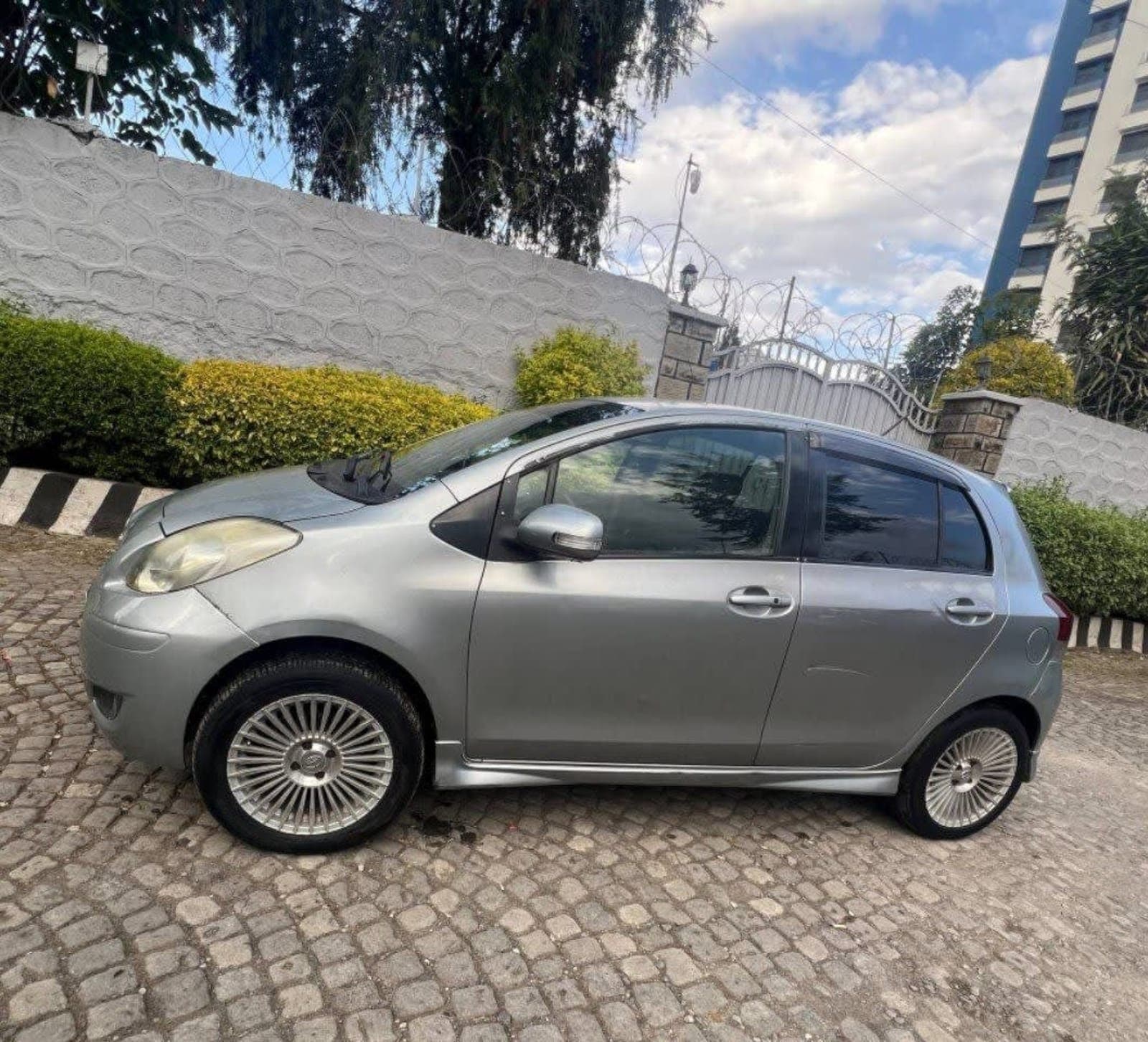 2010 Toyota Yaris Compact — photo 7