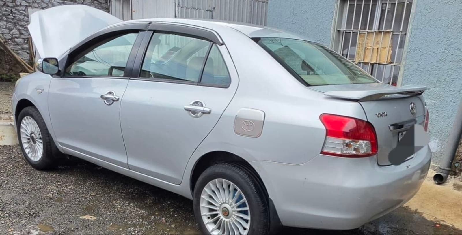 2010 Toyota Yaris Belta — photo 3