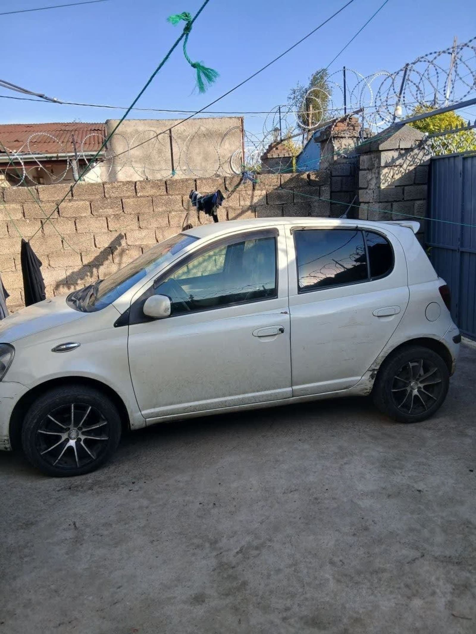 2004 Toyota Vitz — photo 2