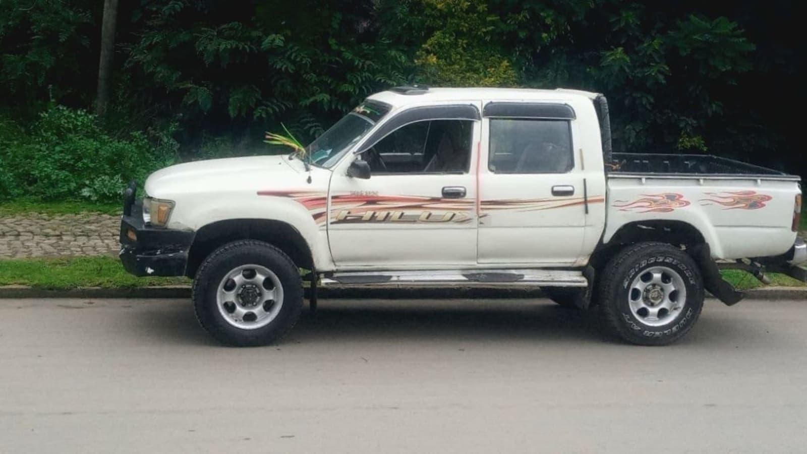 1996 Toyota Hilux pick up 4WD โ photo 3