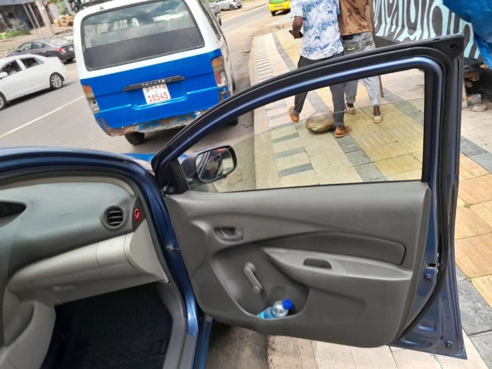 2013 Toyota Yaris sedan — photo 3