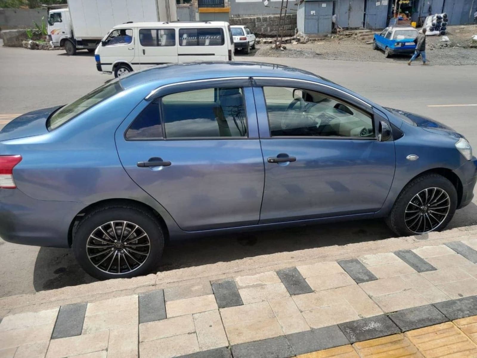 2013 Toyota Yaris sedan — photo 7