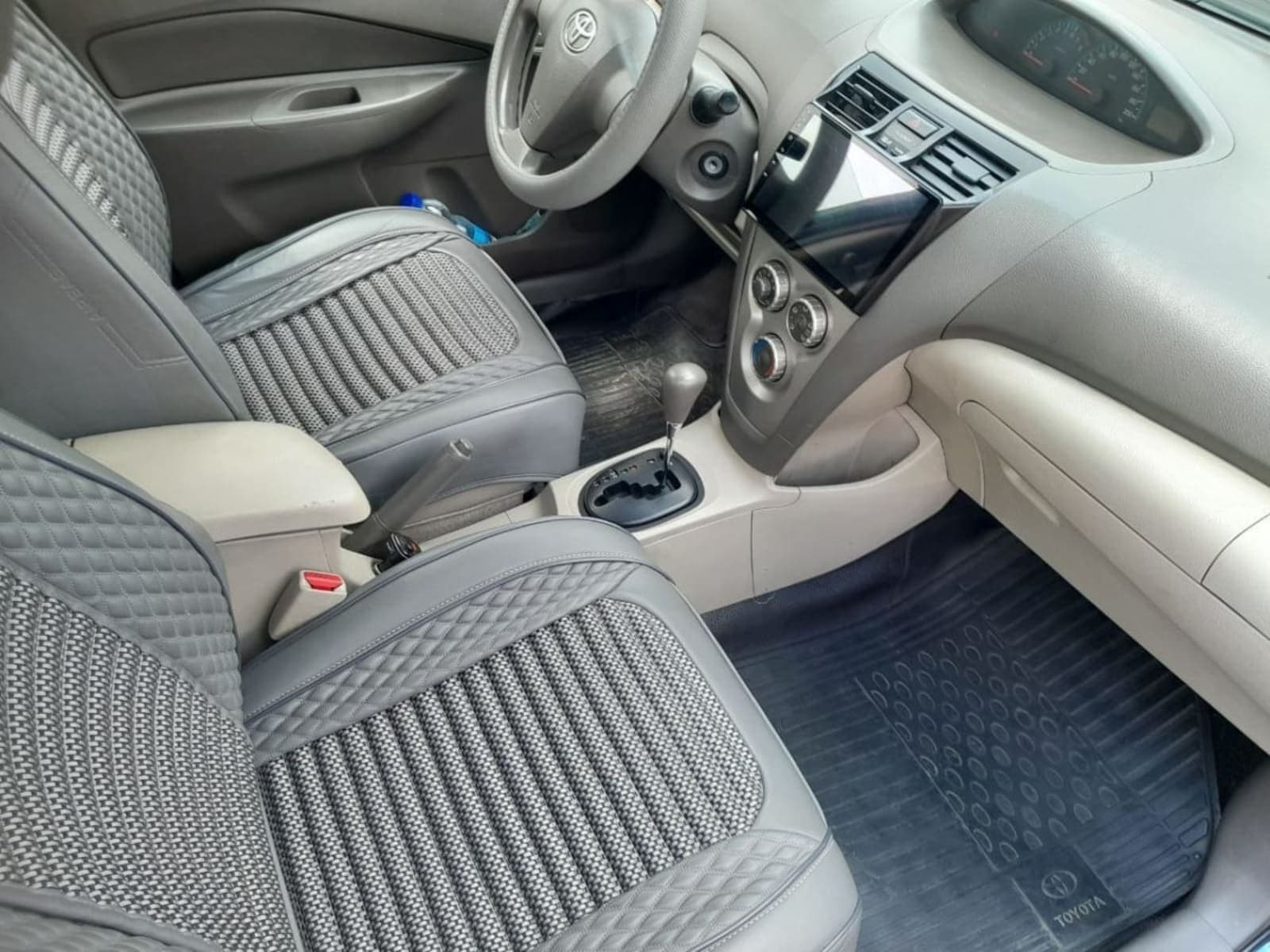 2013 Toyota Yaris Sedan — photo 4