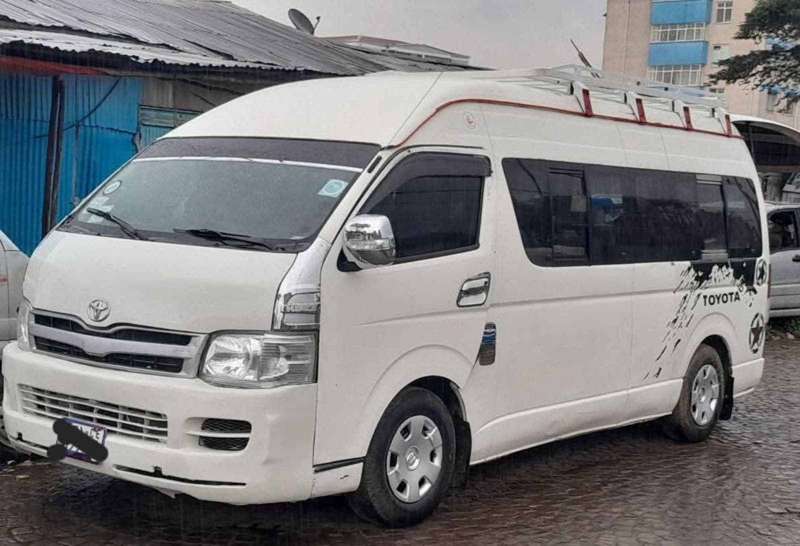 2012 Toyota Hiace — photo 2