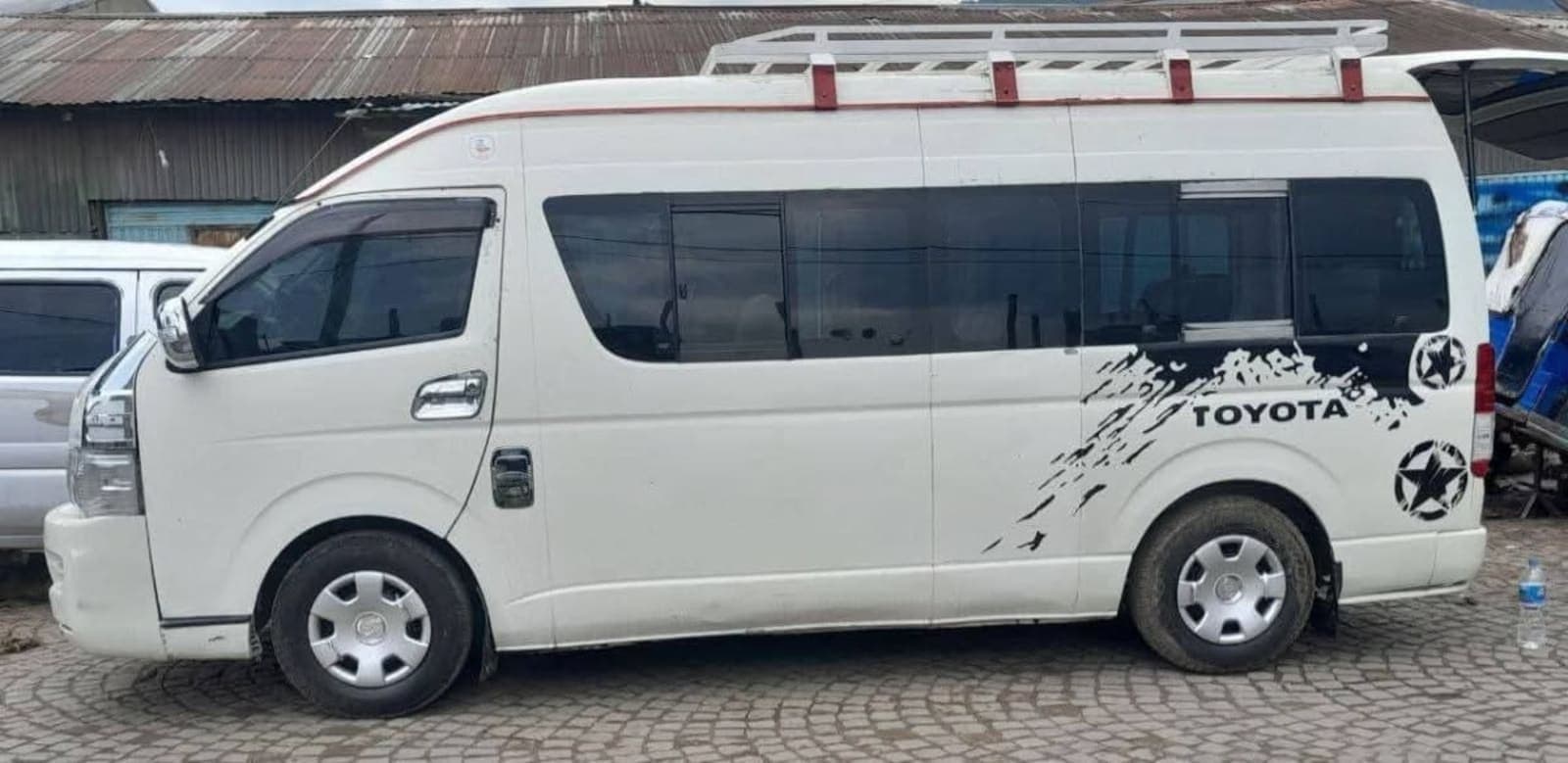 2012 Toyota Hiace — photo 3