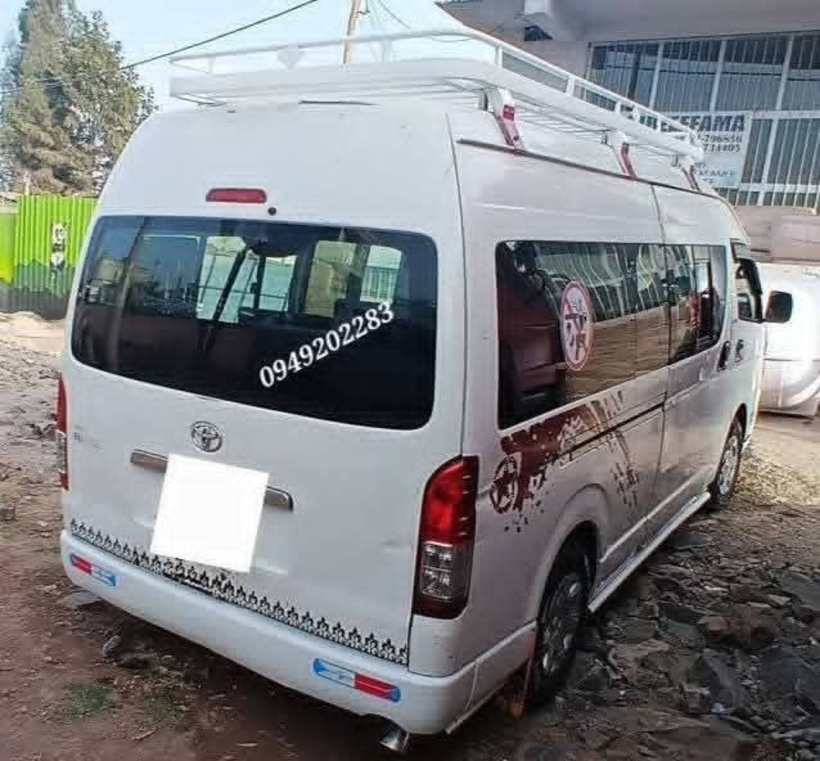 2014 Toyota Hiace — photo 2